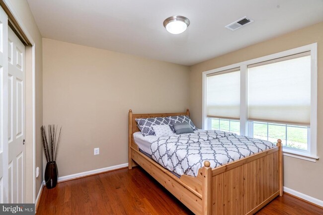 Foto del edificio - 44122 Turf Field Square