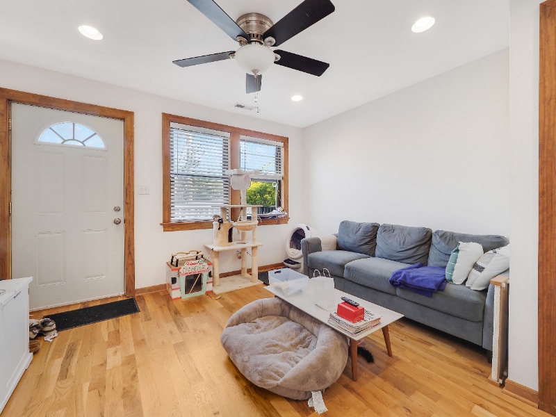 Photo - 1148 W Belmont Ave (Chicago, IL)