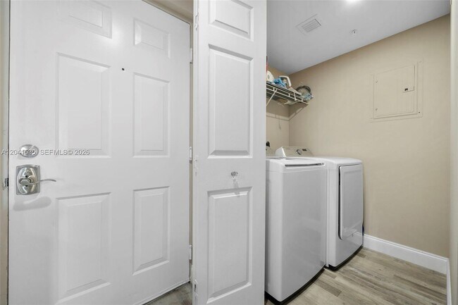 Foto del edificio - 17150 N Bay Rd