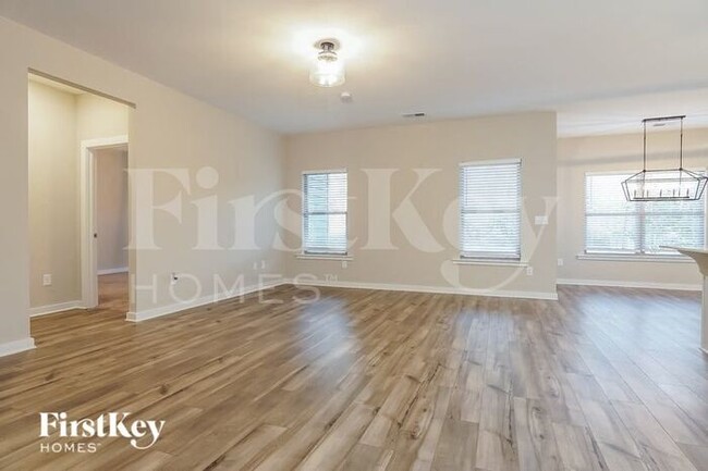 Building Photo - 683 Troubadour Ln