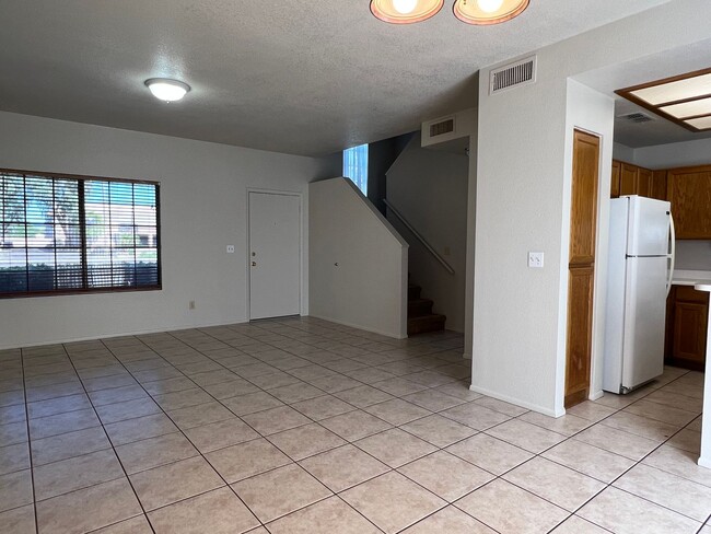 Building Photo - Chandler Townhouse 2 Bed & 1.5 Bath - 2 St...