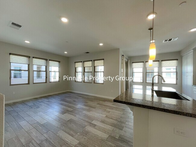 Building Photo - 1073 Foxglove Pl
