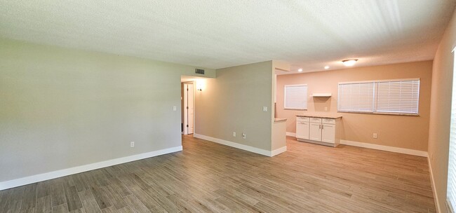 Building Photo - UNFURNISHED 2/2 VISTA ROYALE 55+