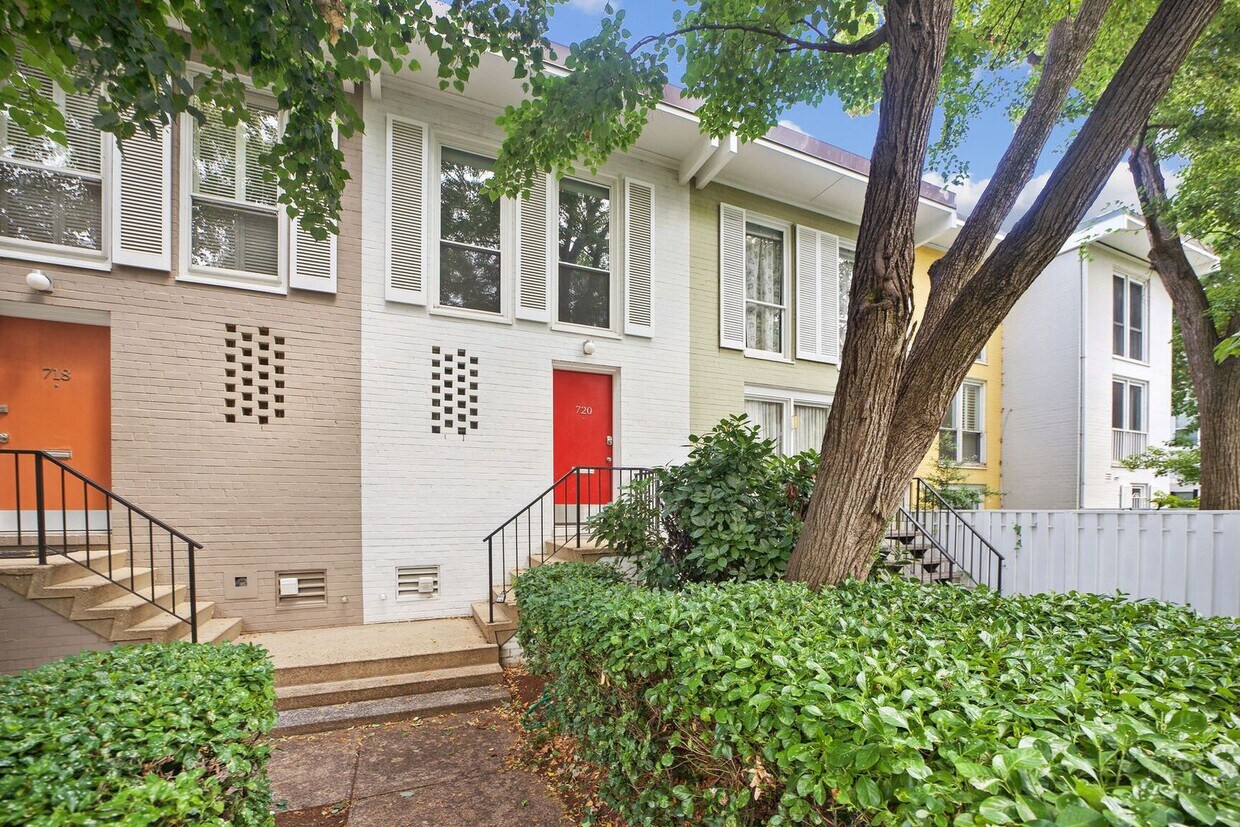 Primary Photo - 3 Bed, 2 Bath, Recently Updated! Easy Walk...