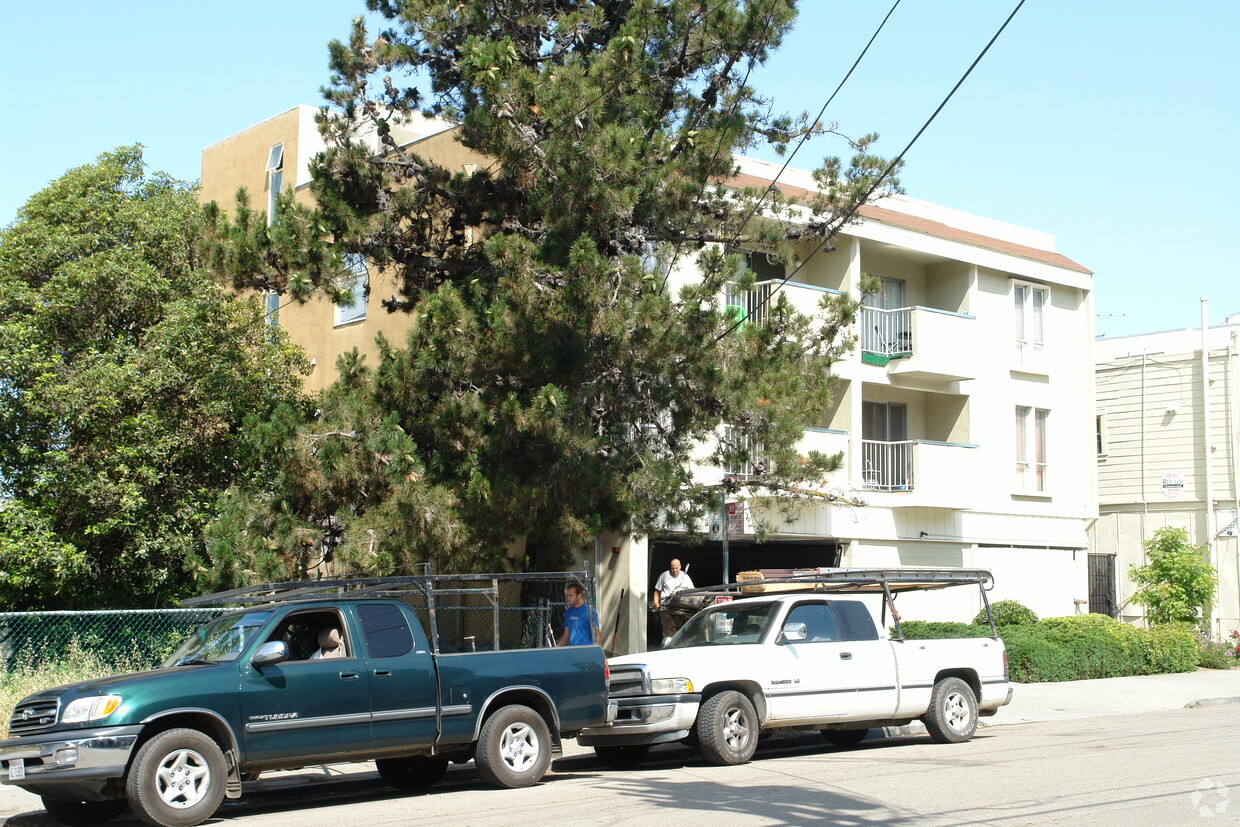 Primary Photo - 2520 Regent St