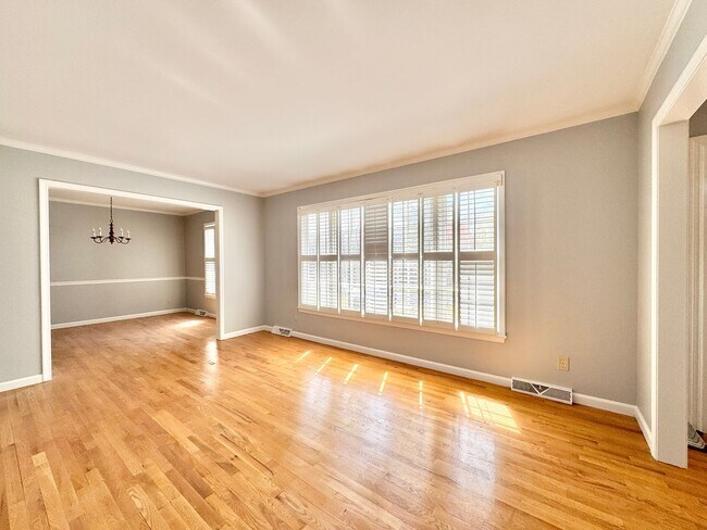 Foto del edificio - Updated 3 Bedroom Convenient to W Friendly Ave & New Garden Rd!