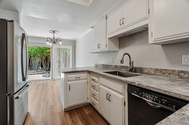 Building Photo - 652 Vasona Ave