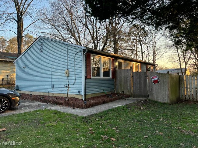 Building Photo - 3 br, 1 bath House - 45 Walnut St