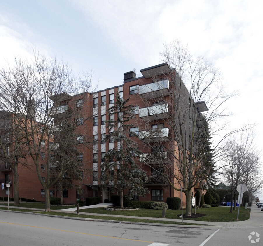 Marine Square West Apartments 2390 Marine Dr Oakville, ON