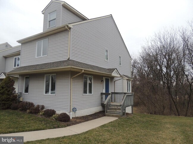 Building Photo - 404 Pinebrooke Cir