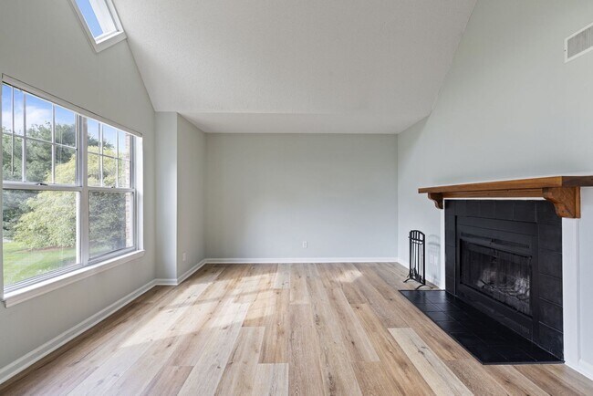 Building Photo - 1 BR unit, 1 Bath available now