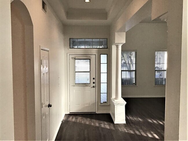 Foto del edificio - 15207 Henderson Point Dr