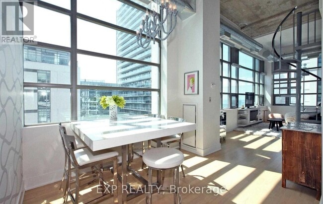 Building Photo - 637-637 Lake Shore Blvd W