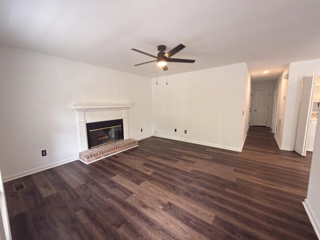 Foto del edificio - Move-In ready-Rosewood 3BR w/ Fenced Yard + Pet Friendly