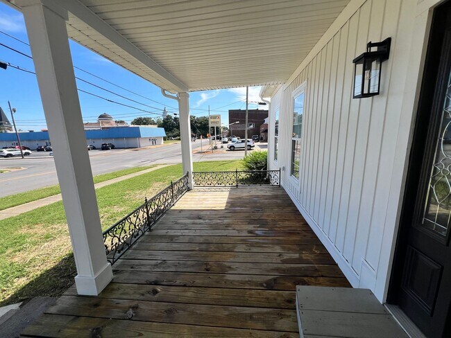 Foto del edificio - Spectacular newly remodeled home, next to ...