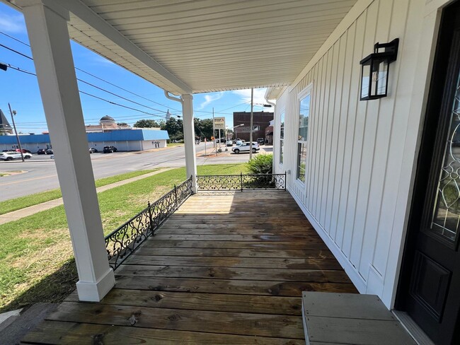 Building Photo - Spectacular newly remodeled home, next to the Square, Franklin, Ky