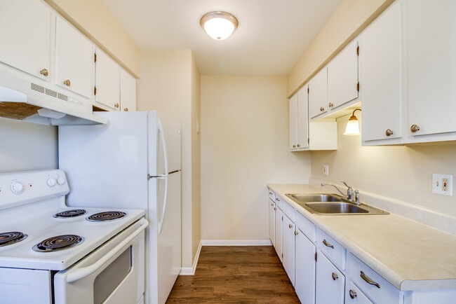 Interior Photo - Shiawassee Apartments LLC (723 W Shiawassee, LLC)