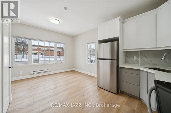 Building Photo - 251 Simcoe St S