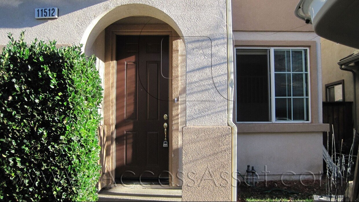 Primary Photo - Spacious 4 Bed/2.5 Bath Condo In The Desir...