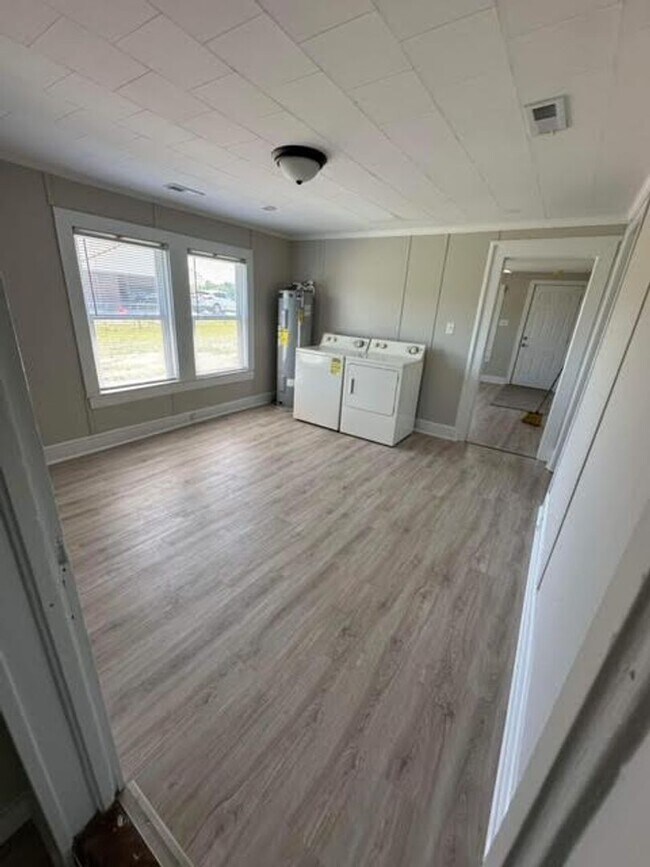 Building Photo - 2-Bedroom, 1-Bath House