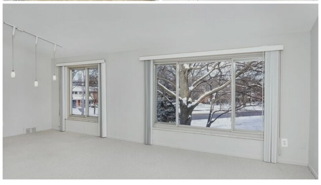 Building Photo - 910 N Adams Rd