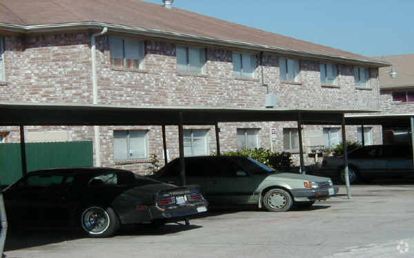 Área de estacionamiento - Valley Oaks Apartments