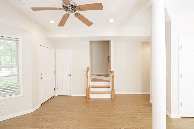 Building Photo - End-Unit Townhome Convenient to 5th St Sta...