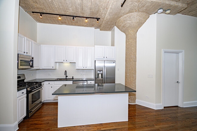 Building Photo - 758 N Larrabee St