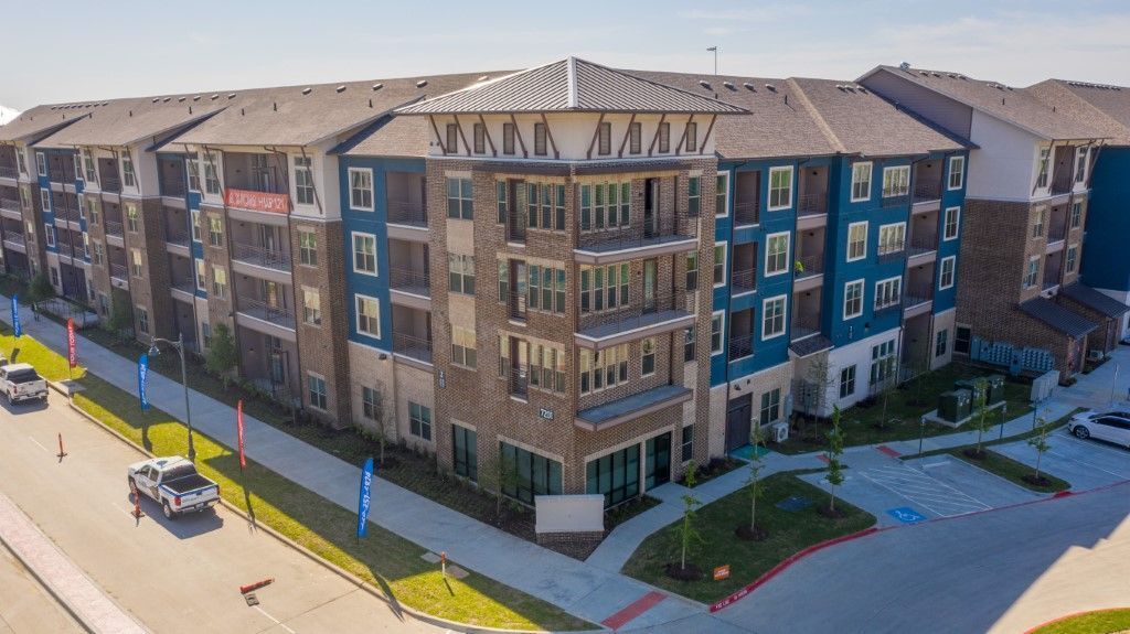 Axiom HUB 121 Apartments McKinney, TX
