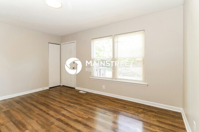 Foto del edificio - 3 Bedroom Pet-Friendly Home in Louisville, KY with Main Street Renewal