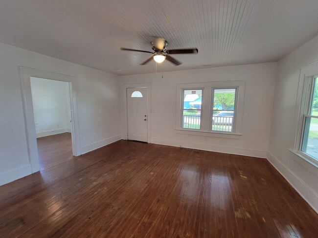 Building Photo - 3 bedroom 1 bath home just 1.5 miles from ...