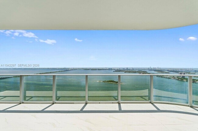 Foto del edificio - 700 NE 24th St