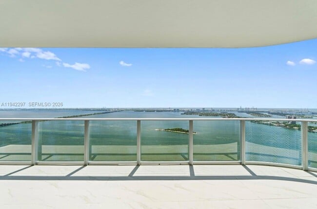 Building Photo - 700 NE 24th St