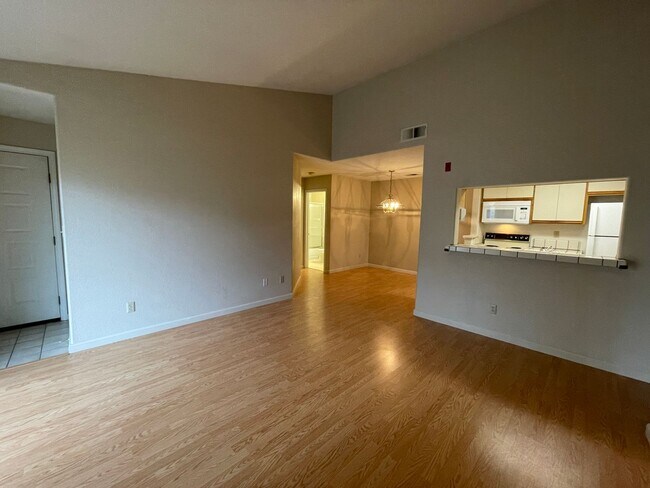Building Photo - Cozy 2 Bedroom 2 Bath Condo in desirable P...