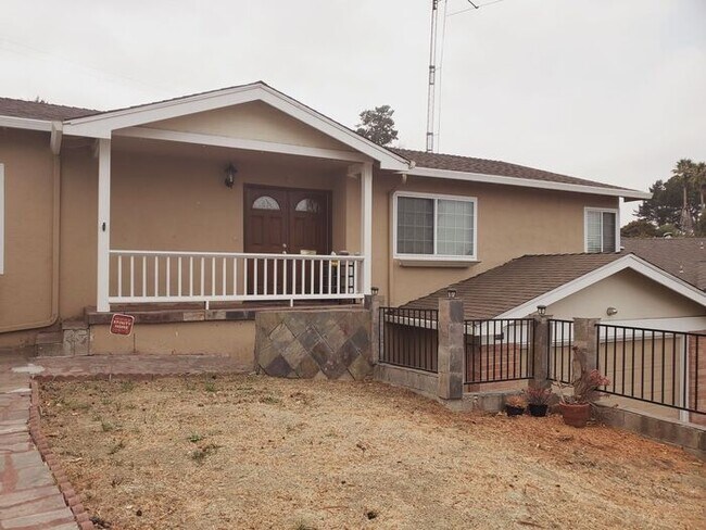Split Level 3 Bedroom 2bath Home In El Sob Apartments