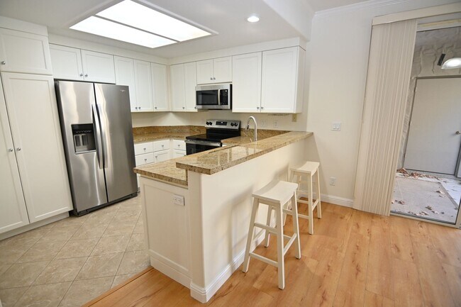 Building Photo - Charming Ground-Floor 2 Bedroom 1 bath Condo close to downtown!