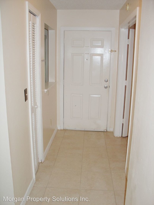 Building Photo - 9511 Darien Ave