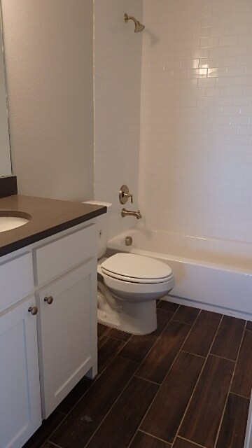 Segundo baño completo con bañera/bañera. - 4928 villas drive