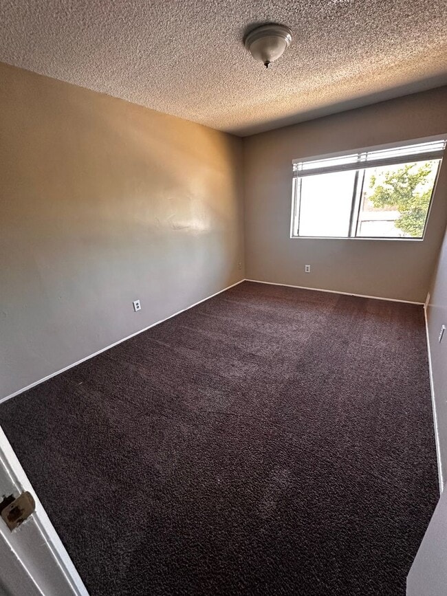 Building Photo - 3 Bedroom 1.5 Bathroom Apartment for Rent