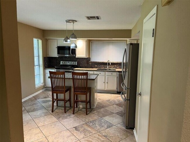 Building Photo - 3BR SFR with Island Kitchen and 2-Car Garage in Lexington Woods