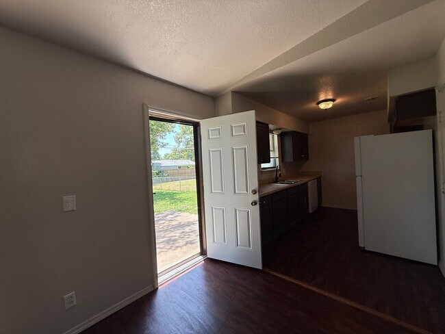 Foto del edificio - 3 Bd 1.5 Ba beautiful trees great backyard!!!