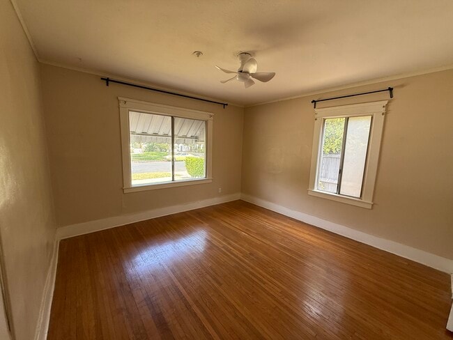 Building Photo - 1246 S Sycamore Ave