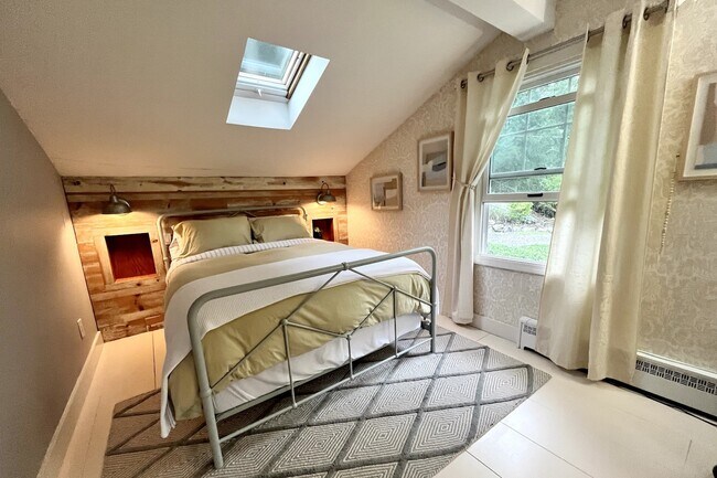 Master bedroom - very large, includes seating area, built-ins, and walk-in closet - 4 Mohawk Trl