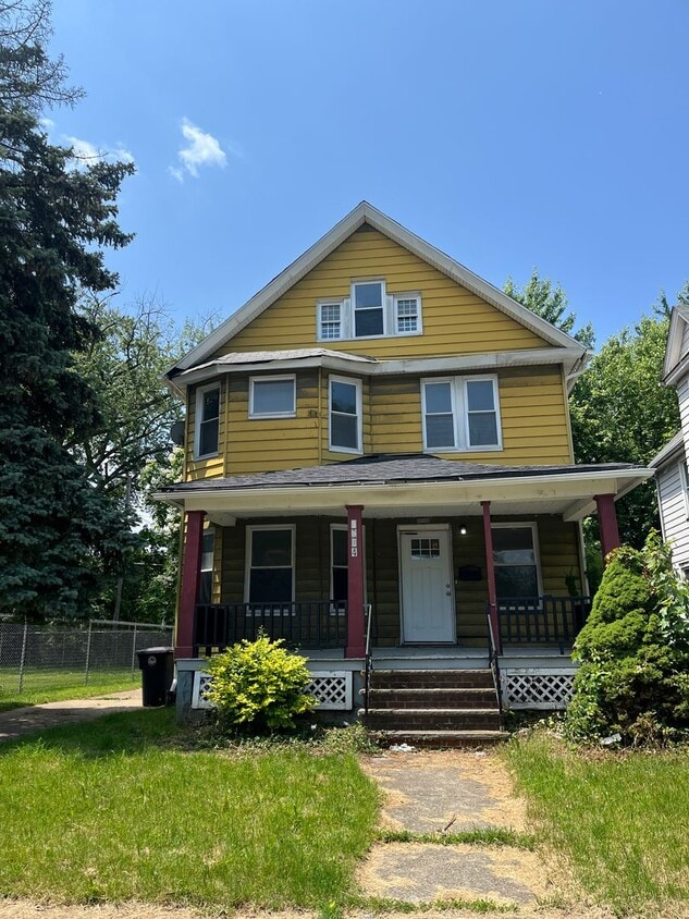 Foto principal - Section 8 Accepted! Spacious Newly Renovat...