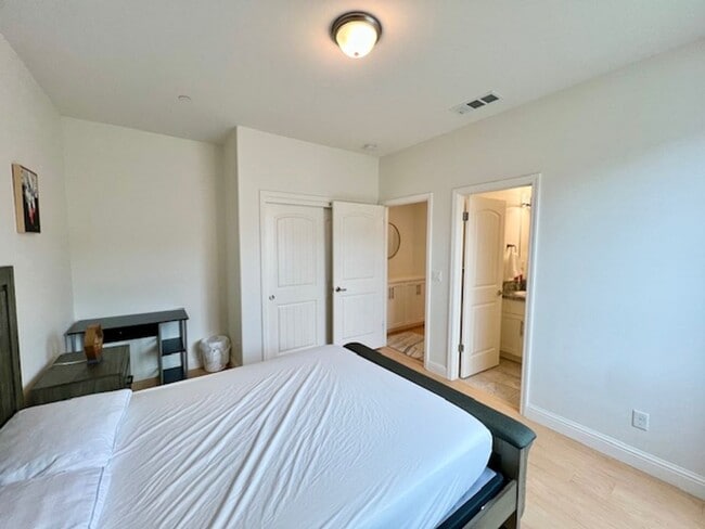 Building Photo - Beautiful 4 Bedroom Home in Clovis!