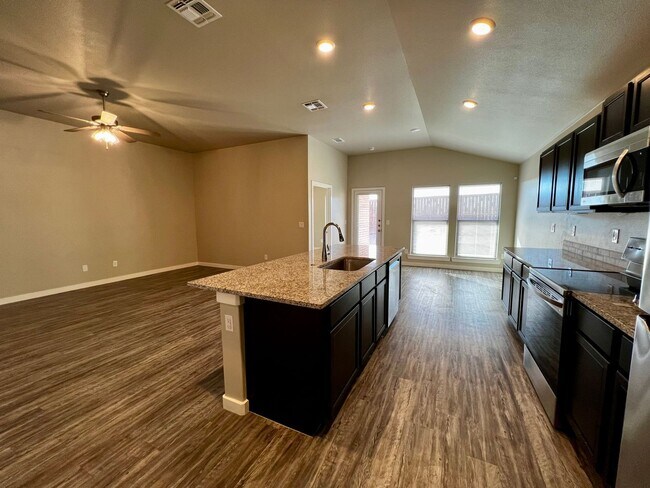 Foto del edificio - $500 OFF MOVE IN SPECIAL - Charming 3 Bedr...