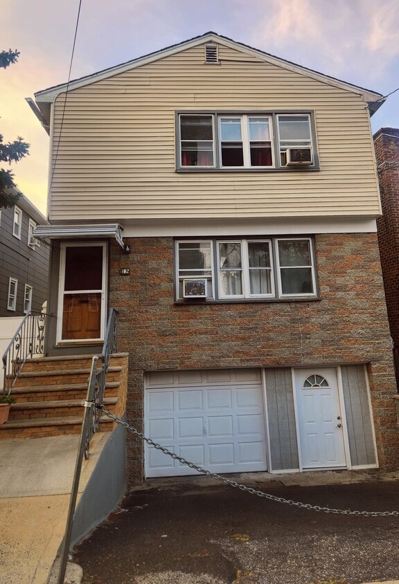 Primary Photo - 102 W Allen St