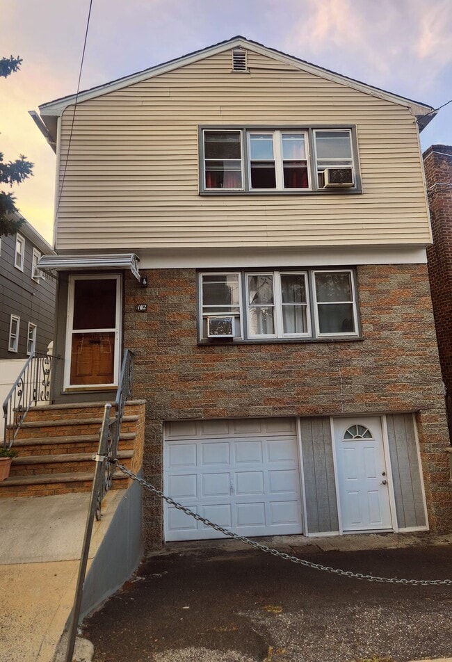 Building Photo - 102 W Allen St
