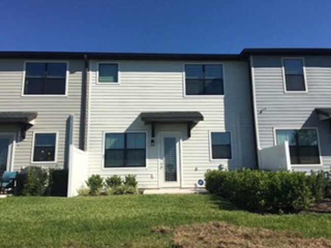 Building Photo - Spacious 3-Bed, 2.5-Bath Townhouse with 2-...