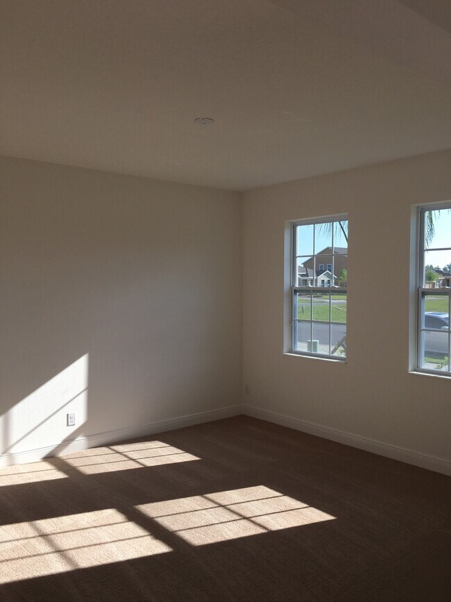 Foto del edificio - 4 BED HOME IN GATED COMMUNITY!! WINTER GAR...